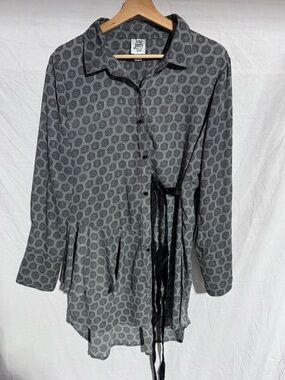 ivy jane geometric with gold long ruffle tie button down blouse Size Large
